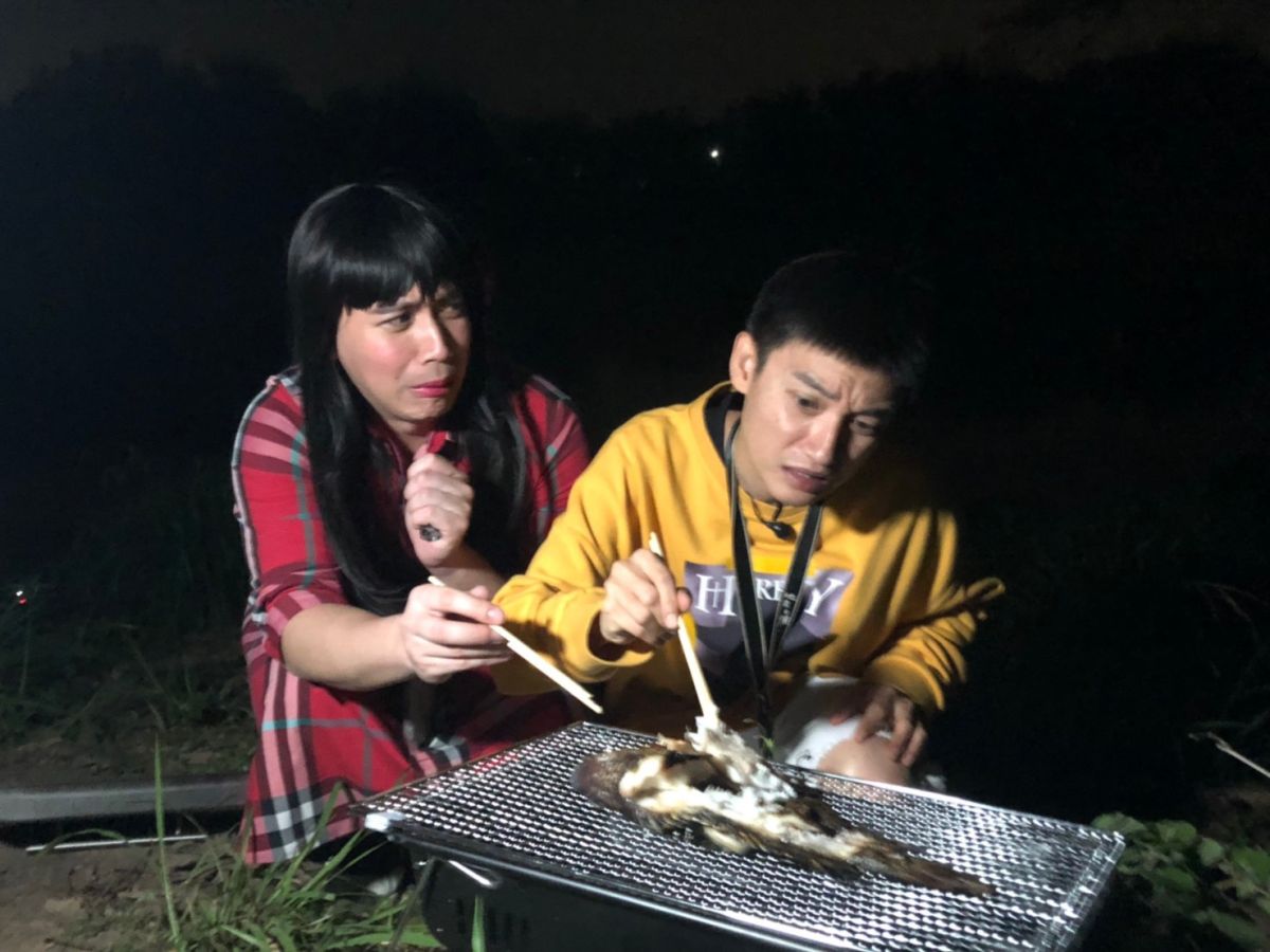 ▲Eason、無尊在詭異氣氛下烤魚。（圖／緯來提供）