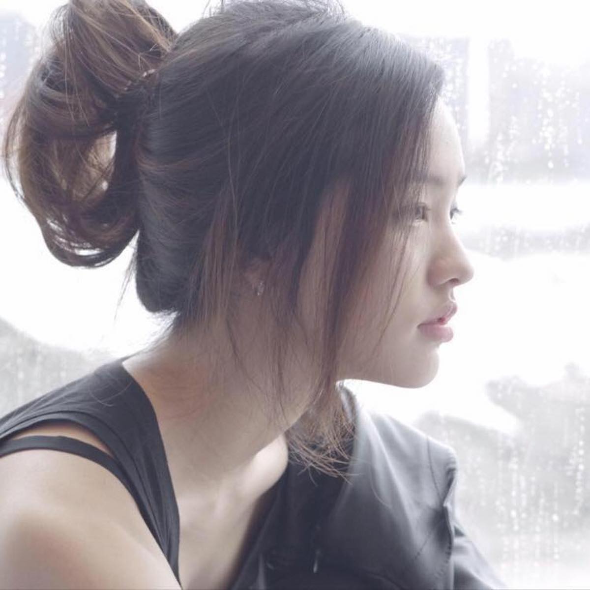 ▲有媒體直擊韓冰與一名戴著黑帽的「白衣男」疑似有親密的勾手行為；對此，韓國瑜 22 日出面澄清了。（圖／翻攝自韓冰臉書）