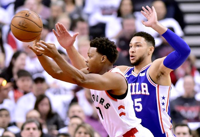 76人球星Ben Simmons防守暴龍後衛 Kyle Lowry。（圖／美聯社／達志影像）