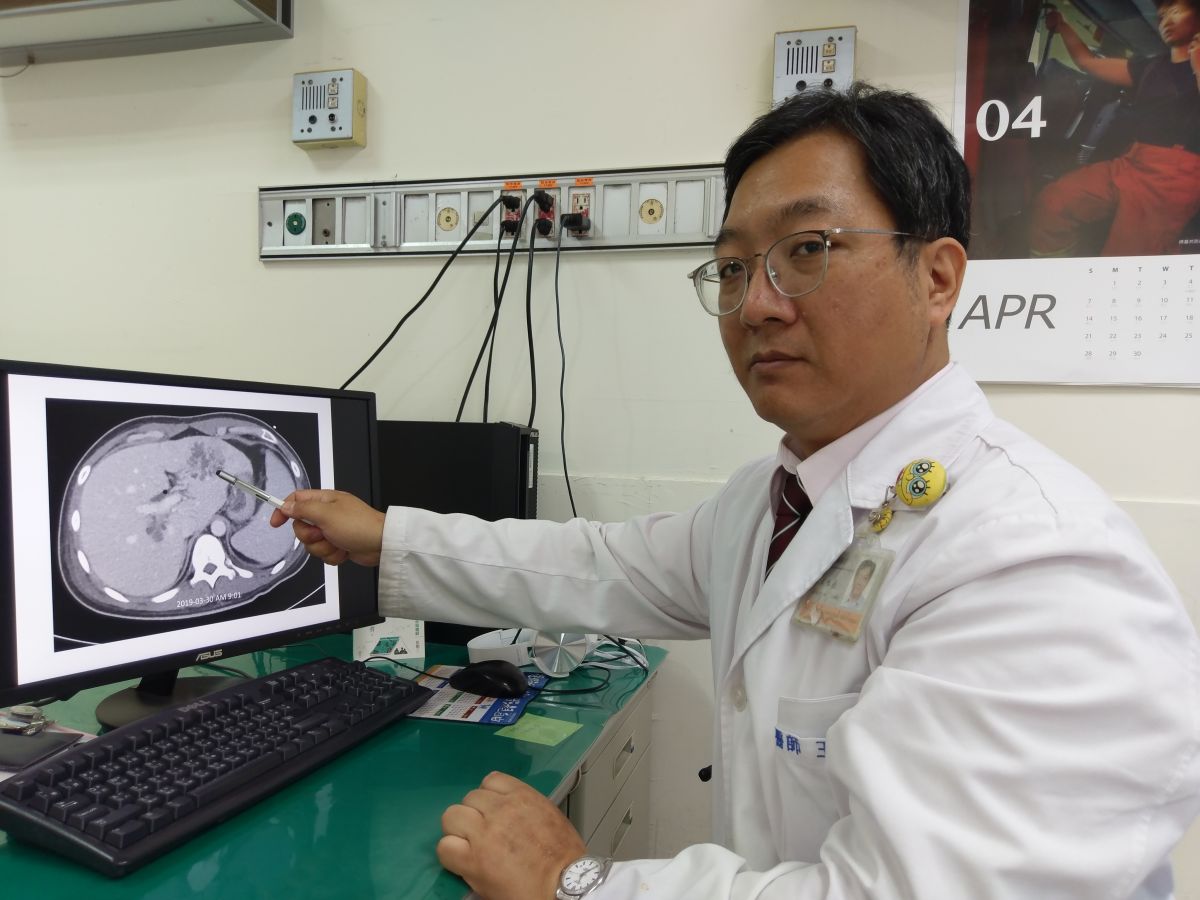▲ 豐原醫院感染科主任王唯堯指肝膿瘍位置。（圖／豐原醫院提供）