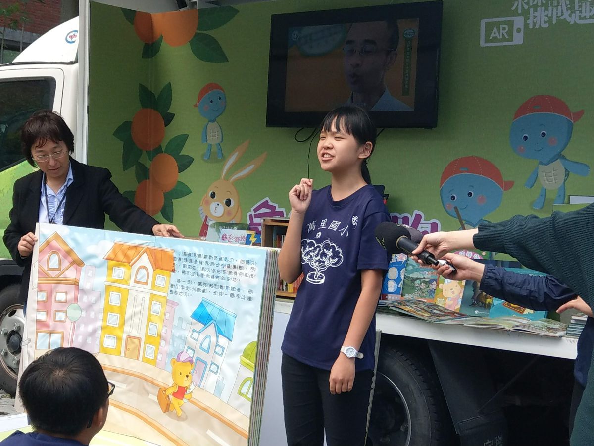 萬里國小的學生朗讀水保繪本。（圖／記者陳俐穎攝）