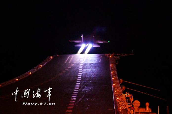 ▲解放軍海軍殲15戰機，從遼寧號實施夜間起飛訓練。（圖／中國海軍網）