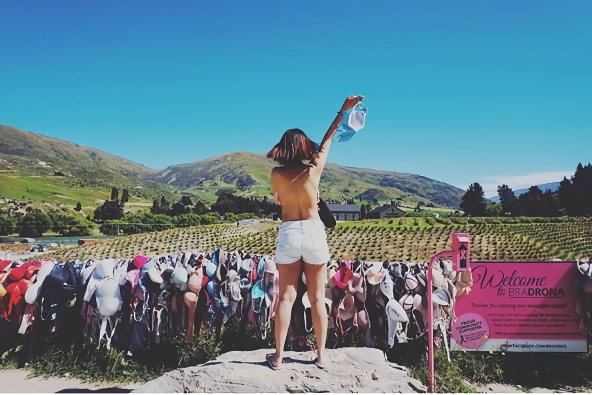 ▲世界上有個專門給女人發洩壓力的地方，卡德羅那胸罩圍欄。（圖／翻攝自instagram ）