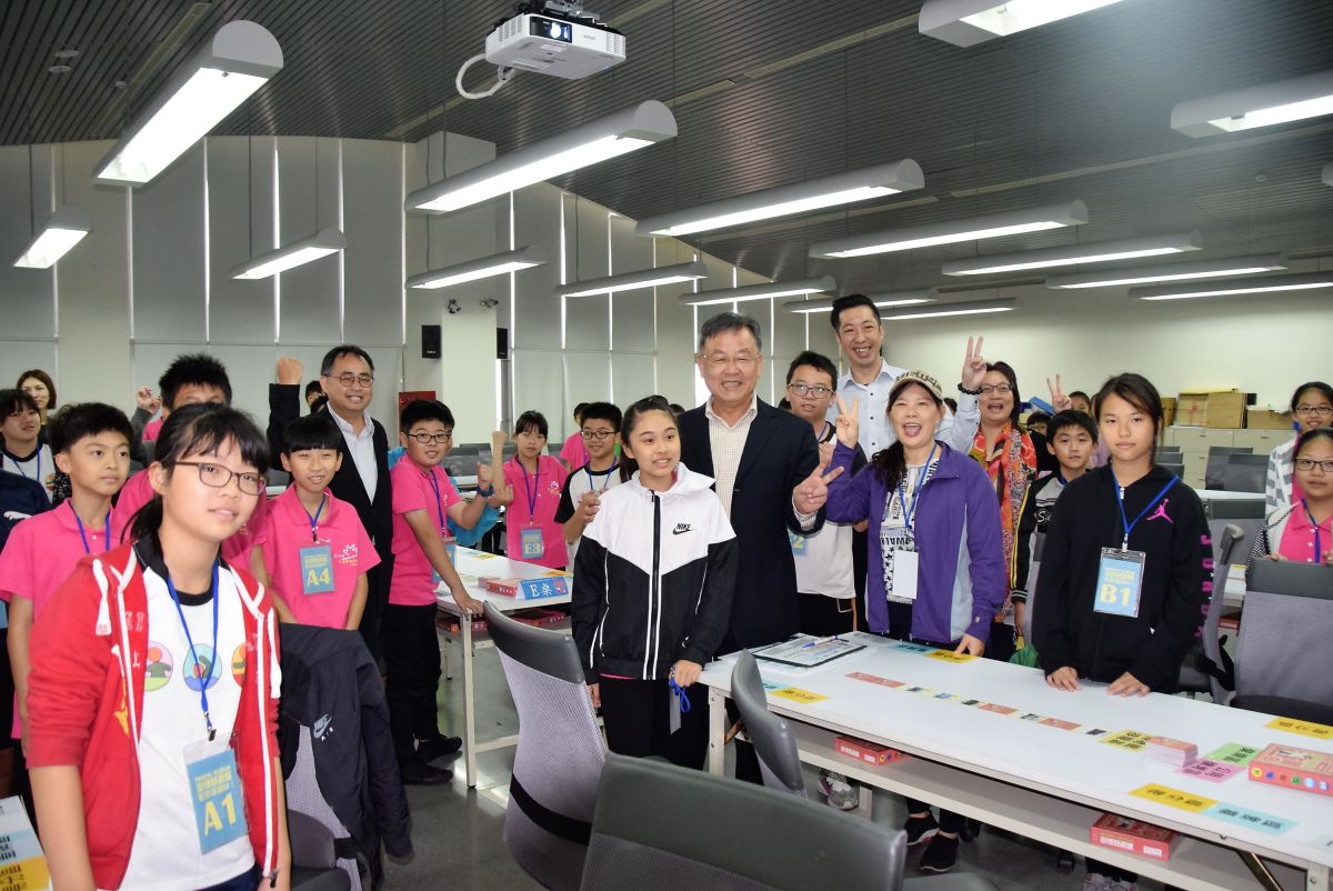 ▲澎湖縣長賴峰偉率同文澳國小學生，開心的向大家介紹澎湖豐富多元的文化資產，歡迎遊客來一個「菊島博物館之旅」。（圖／記者張塵攝，2019.05.03）