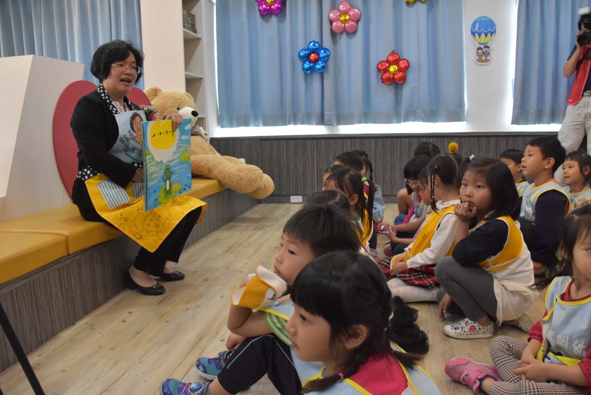 ▲彰化縣長王惠美化身為「縣長媽咪」到和美鎮大嘉國小學校社區共讀站為附設幼兒園學生說故事。（圖／記者陳雅芳攝，2019.05.03）