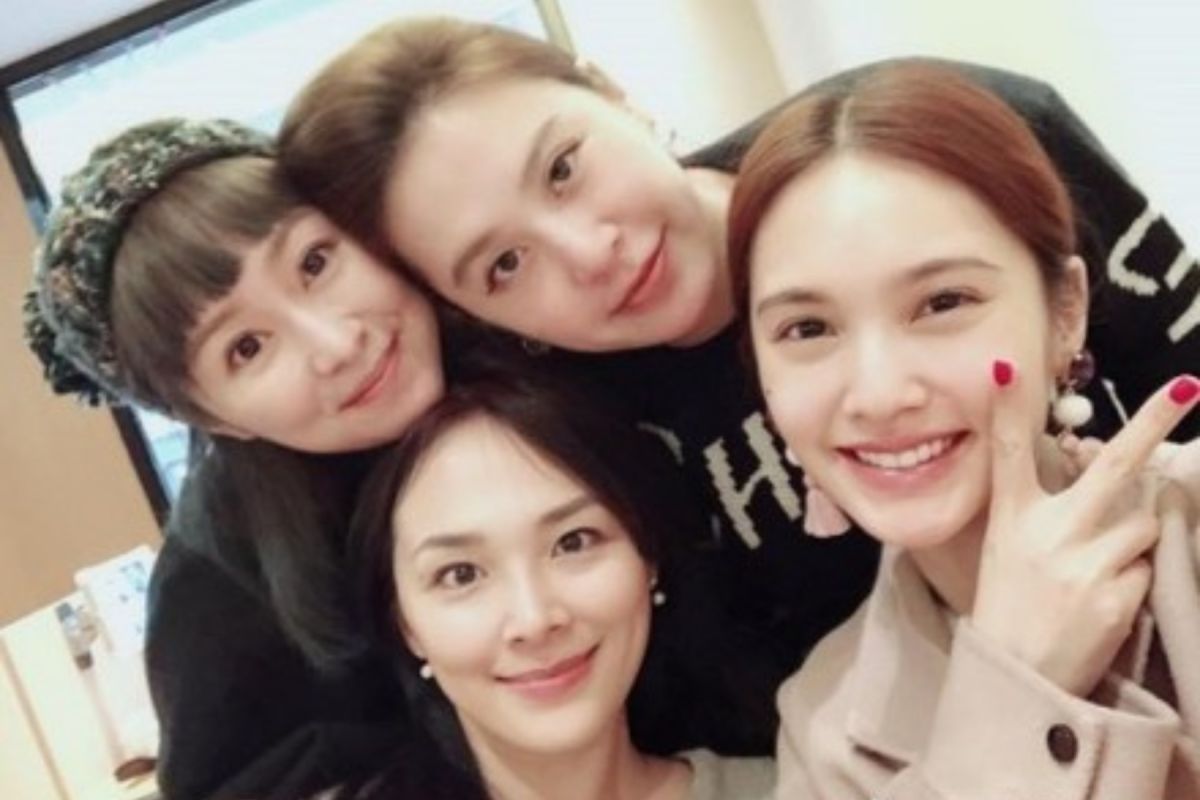 ▲黃小柔（後右）、張棋惠（後左）、冷嘉琳（前左）及楊丞琳（前右）組成女團「4 in Love」。（圖／微博）