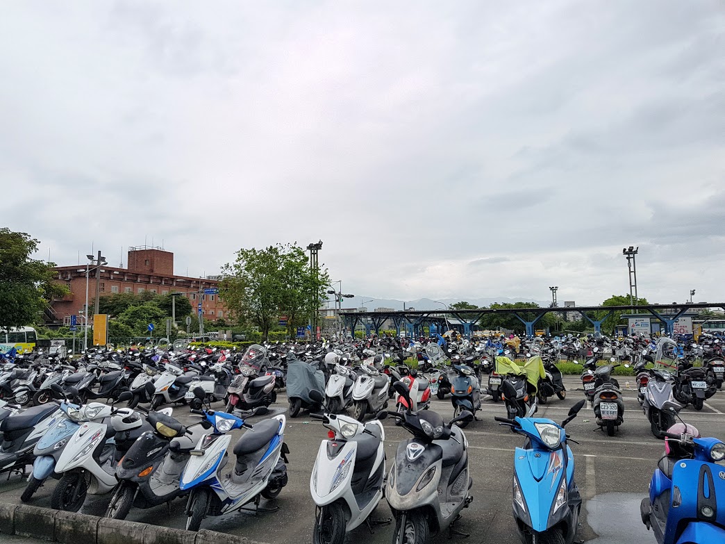 ▲許多民眾騎乘機車到宜蘭轉運站轉乘國道客運，轉運站旁機車停車場停滿機車。（圖／記者李清貴攝,2019.05.03)