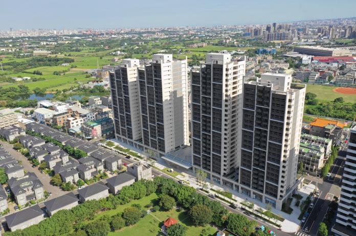 ▲「三本公園」面北台灣最美埔頂公園5.5公頃樹海第一排，北眺台北101無敵城市景致，南面是綠意無邊，40億400多戶量體氣勢非凡。(圖/三本建設機構提供)