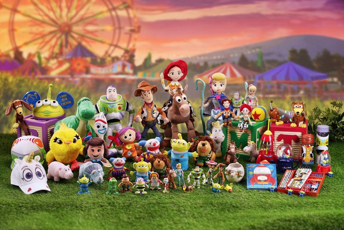 ▲香港迪士尼樂園夏季限定「 Pixar 水花大街派對！」登場，還推出 110 款全新《玩具總動員》主題商品。（圖／香港迪士尼樂園）