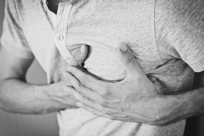 ▲肺動脈栓塞表現和許多疾病類似，呼吸困難合併胸悶不可輕忽。（示意圖／Pixabay）