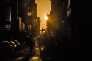 西門町峨眉街上出現大批人潮搶拍懸日。（圖／記者陳明安攝，2019.05.03）