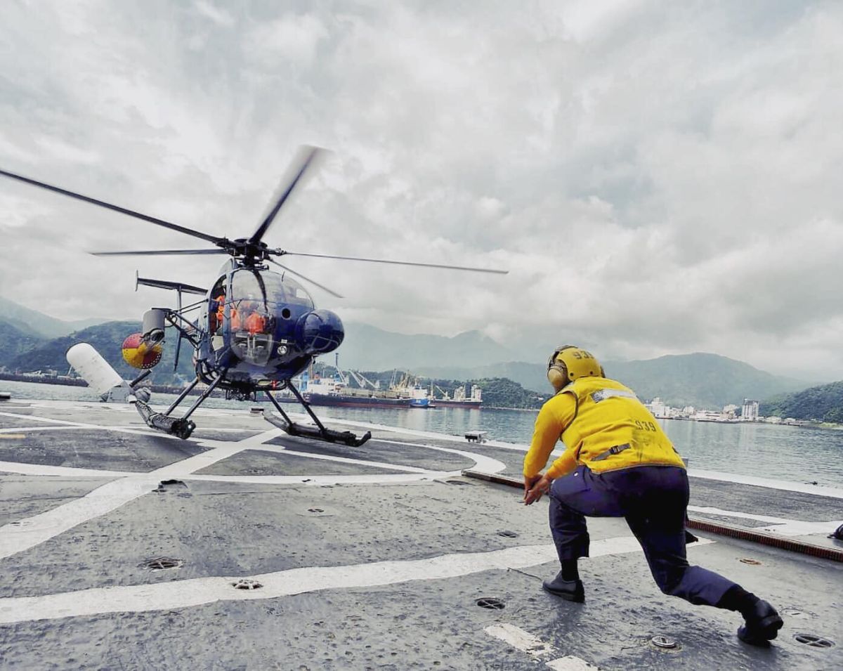 ▲前國民黨立委邱毅認為，國民黨應對如何解決兩岸關係的安全問題，舉行政見辯論。圖為海軍反潛直升機宜陽軍艦。（圖／翻攝自國防部發言人臉書）