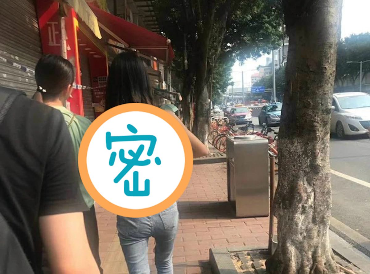 ▲女子的腰部後方竟刺有「這兩個字」，引發網友聯想。（圖／翻攝自爆廢公社）