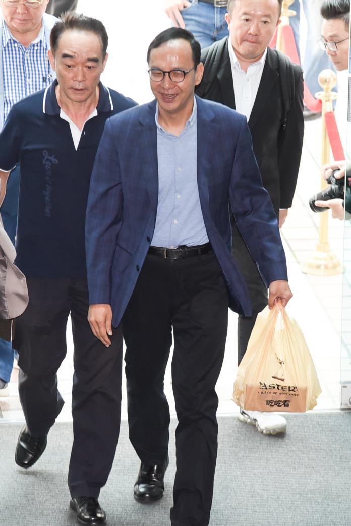 朱立倫4日抵達國民黨中央黨部「吳朱會」，手提一袋起司蛋糕當伴手禮，要與吳敦義會談時分享。（圖 / 記者陳明安攝，2019.05.04）