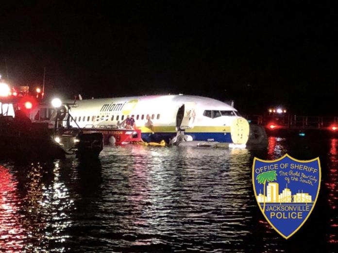 ▲美國佛州傑克遜維爾市（Jacksonville）在當地時間 3 日晚間，驚傳有一架載有 142 人的波音 737 客機，於降落時衝出跑道並墜入聖約翰河（St.Johns River）中。（圖／翻攝自推特）
