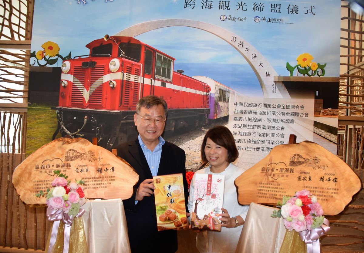 ▲在外婆的澎湖灣遠眺阿里山的風華，嘉義市長黃敏惠跨海到澎湖，與賴峰偉締結盟約，喊出「山盟海誓我願意」的九大誓約。（圖／記者張塵攝，2019.05.04）