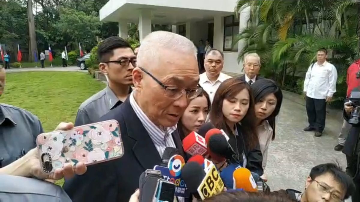 國民黨主席吳敦義4日受訪表示，「韓粉」可以幫韓國瑜代繳初選工作費，但必須要有委託書，一定要登記。（圖 / 吳敦義辦公室提供 ）