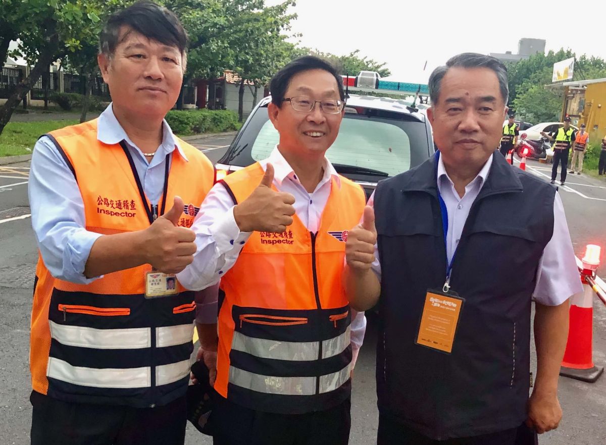 ▲高雄市區監理所所長陳崑山(中)率稽查人員與高雄市政府警察局副局長王欽源(右)率交通警察大隊人員，在高雄旗津春吶音樂祭期間，加強聯合稽查工作。(圖／記者黃謝美蘭攝，2019.05.04)
