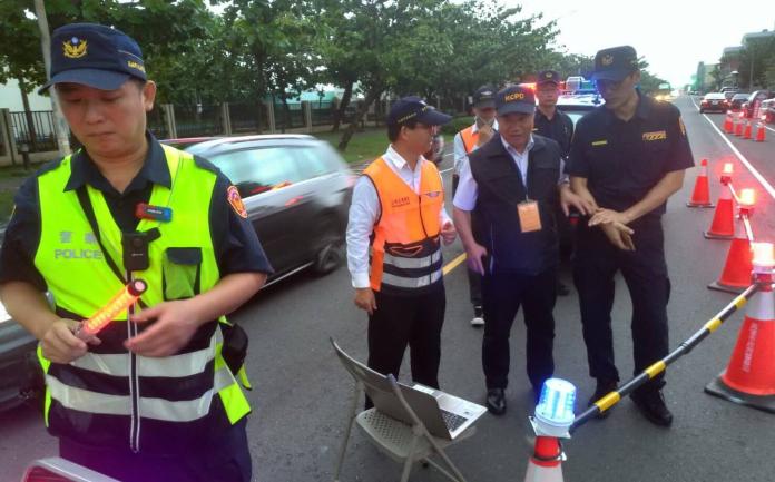 ▲高雄市區監理所稽查人員與高雄市政府警察局交通警察大隊人員，進行聯合稽查工作。（圖／記者黃謝美蘭攝，2019.05.04）