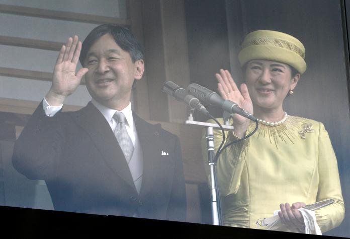 ▲德仁天皇偕同皇后雅子接受日本民眾參賀。（圖／美聯社／達志影像）