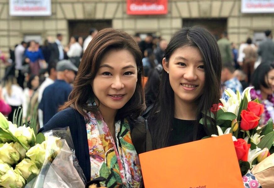 ▲張月麗赴美參加女兒Mindy（右）大學畢業典業。（圖／張月麗提供）