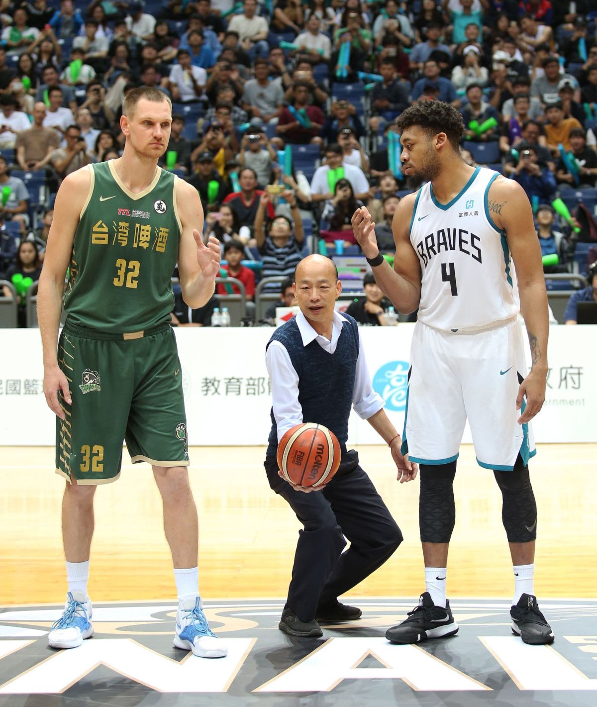 韓國瑜開球。（圖／中華籃協提供）