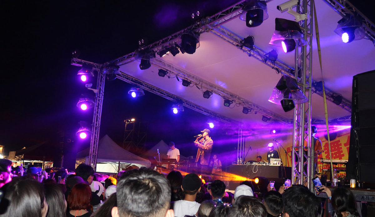 2019春天吶喊音樂藝術祭3日至5日在高雄旗津海岸舉行，不少參與民眾以清涼上衣配短褲現身，讓旗津更顯青春活力。中央社記者王淑芬攝 108年5月4日