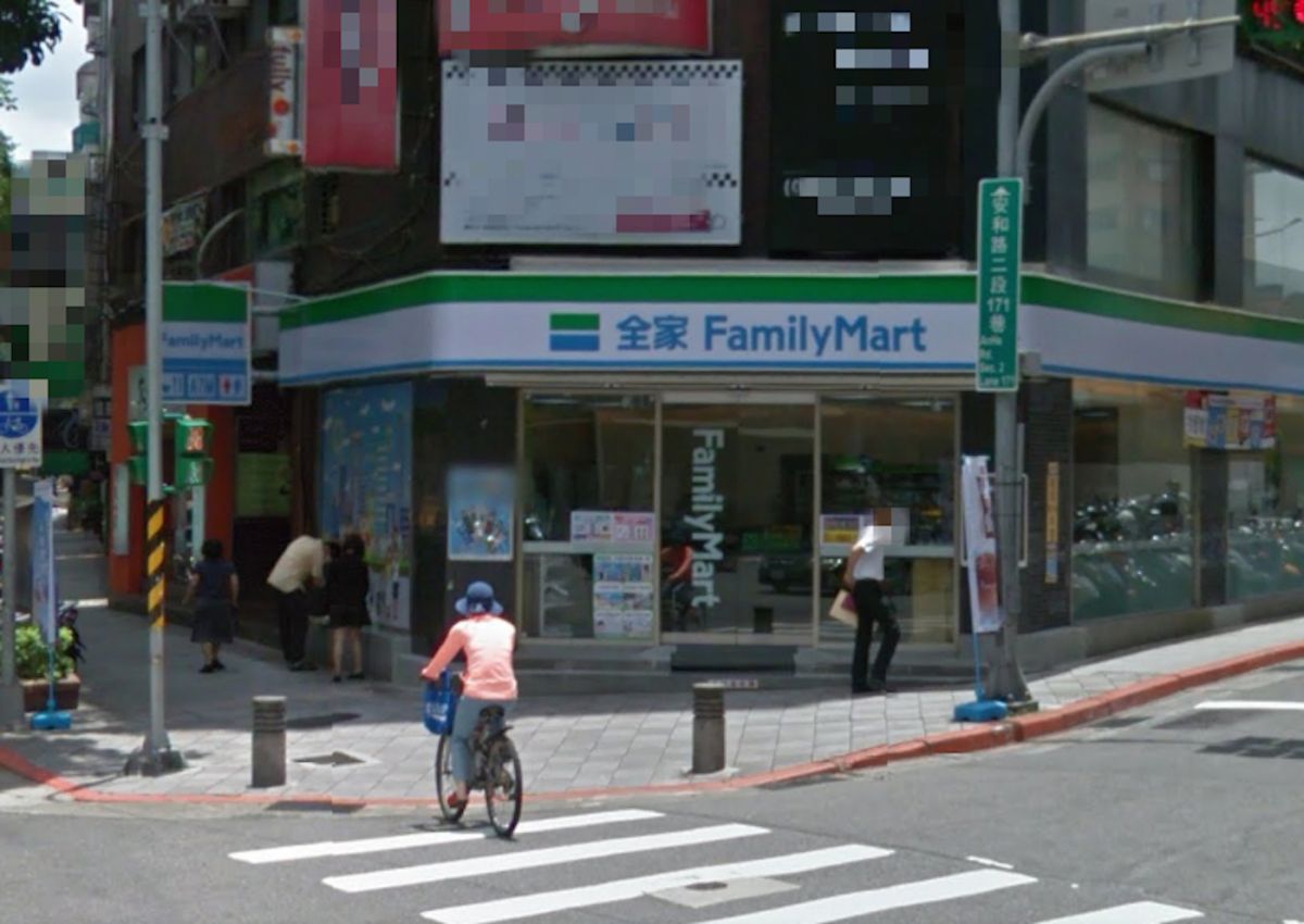 ▲網友在 PTT 「 Gossiping 」看板表示，以前的全家連 7-11 的車尾燈都看不到，好奇詢問「全家是如何轉型成功的？」貼文立刻引發網友熱議。（圖／翻攝自 Google map ）