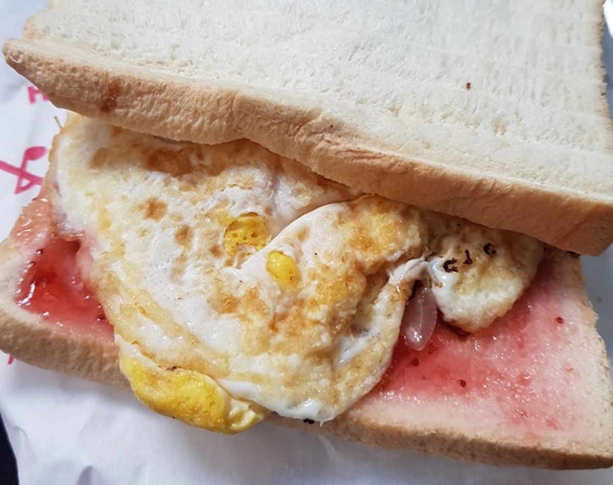 ▲一名網友表示，到早餐店點了「草莓蛋吐司」，貼文意外釣出許多同好，更有老饕加碼公開「隱藏版吃法」。（圖／翻攝自爆廢公社公開版）