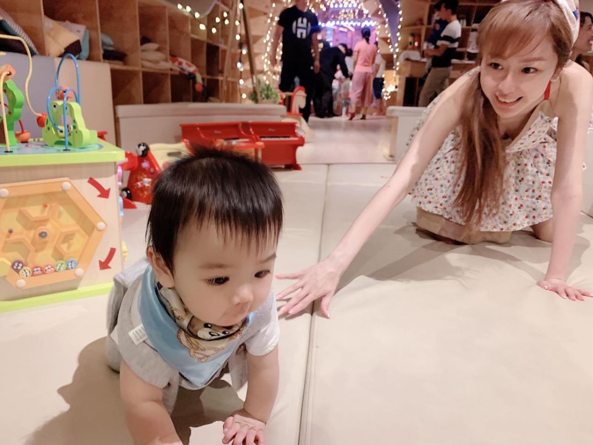 ▲T妹帶兒子到親子餐廳玩樂。（圖／翻攝臉書）