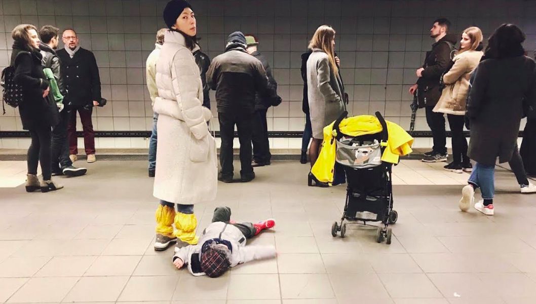 ▲林辰唏(中)帶兒子體驗世界。（圖／展奕娛樂提供）