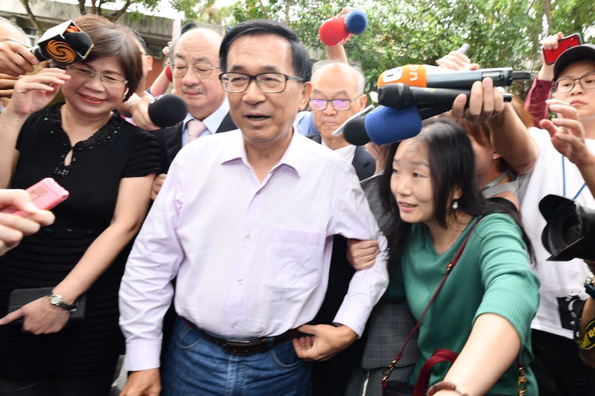 前總統陳水扁5日舉行第一本口述歷史回憶錄《堅持》新書發表會，陳水扁向中監申請出席獲准，並與受邀出席的台北市長柯文哲同台。（圖／記者林柏年攝，2019,05,05)