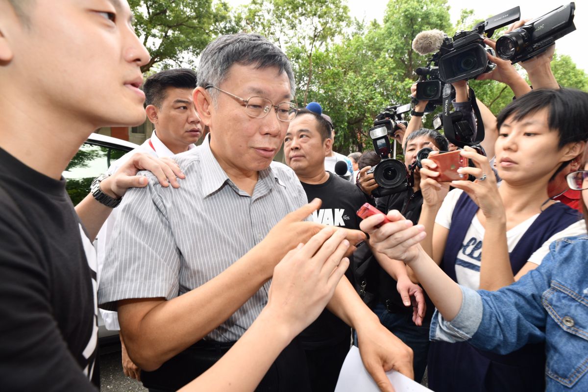 台北市長柯文哲5日出席前總統陳水扁口述歷史新書發表會，兩人互動引發外界關注。（圖／記者林柏年攝，2019,05,05)