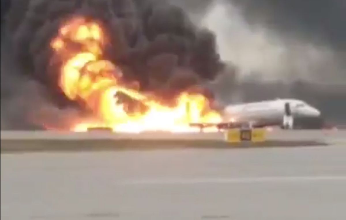 ▲俄羅斯航空（ Aeroflot ）一架編號 SU1492 客機， 5 日因發生緊急狀況折返迫降時起火，至少造成 41 人喪命。（圖／翻攝自twitter）