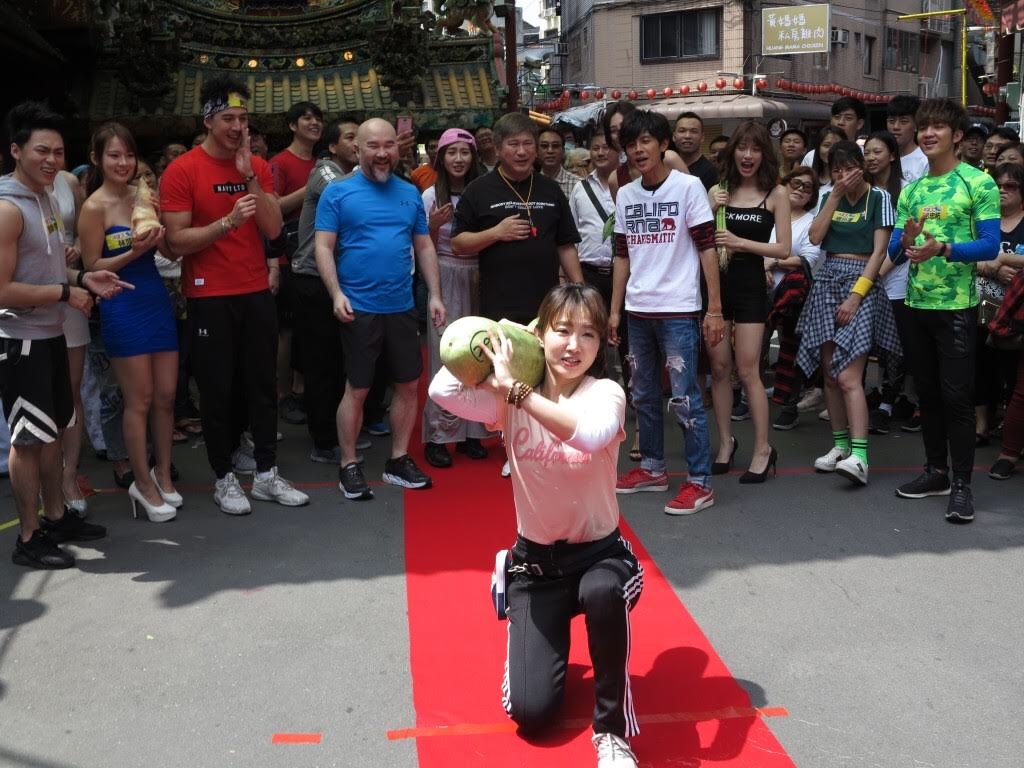 ▲ 謝忻扛冬瓜上場。（圖／民視提供）