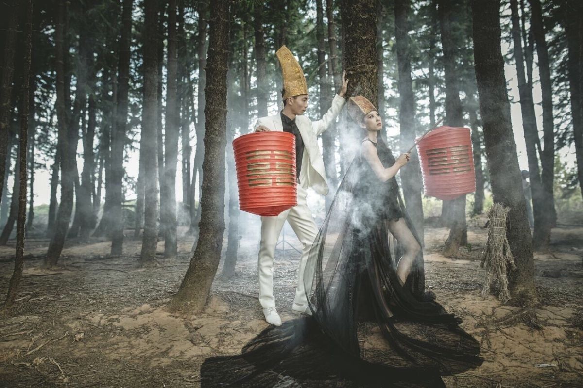 ▲從事殯葬業的徐光輝再度挑戰禁忌，挑選陰森的森林區拍攝婚紗照。（圖／當事人提供）