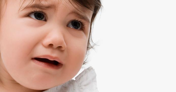 ▲剛長牙的寶寶容易因牙肉疼痛而哭鬧，有些家長會自行購買國外的出牙舒緩凝膠或噴劑，塗在寶寶牙齦上，希望減輕不適感。（圖／ingimage）