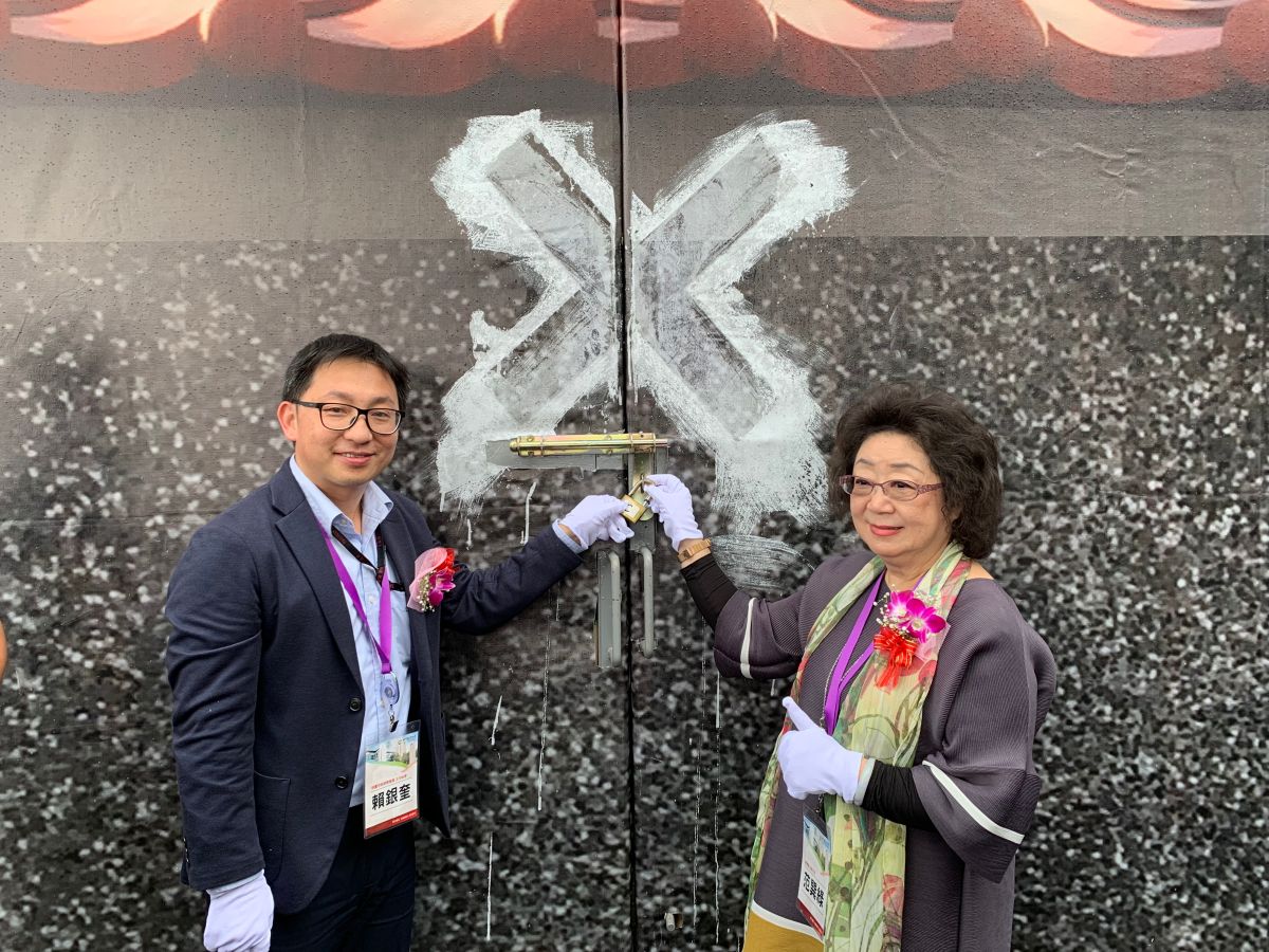 國中會考舉辦入闈儀式，由教育部政務次長范巽綠（右）、桃園市政府教局局主任秘書賴銀奎等人見證下唱名入闈。（圖／教育部提供）