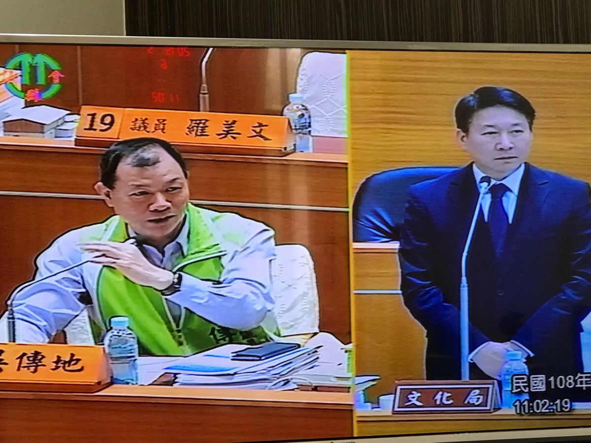 ▲新竹縣議員吳傳地(左)質詢指出縣府「橫向聯繫不足」，批評公務體制落後人家2、30年。（圖／記者常似虎翻攝總質詢直播畫面，2019.05.06）