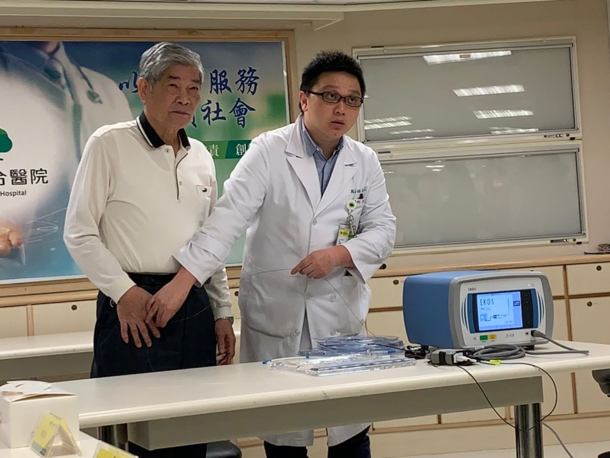 ▲劉伯伯因下肢動脈栓塞，導致腳痛無法行走，甚至還出現部分組織壞死。（圖／記者汪瑋琪攝）