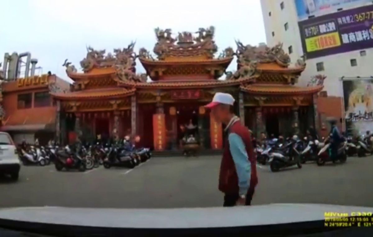 ▲片中這名賣玉蘭花的老翁在車子一進入廟門後，就蹣跚的走到車前，然後就跌坐在地上。（圖／翻攝臉書「桃園在地生活大小事」）