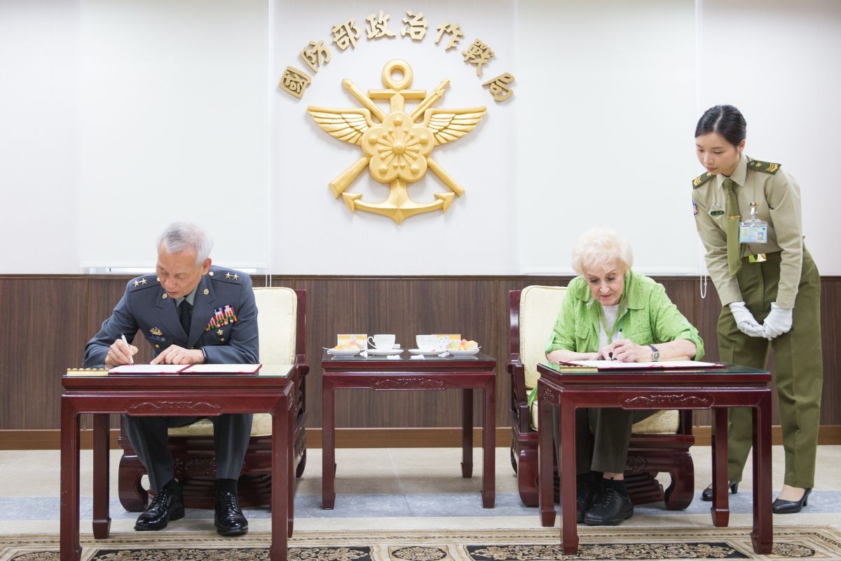 ▲政戰局局長黃開森中將與彭蒙惠老師簽署著作權授權同意書。（圖／軍聞社提供）