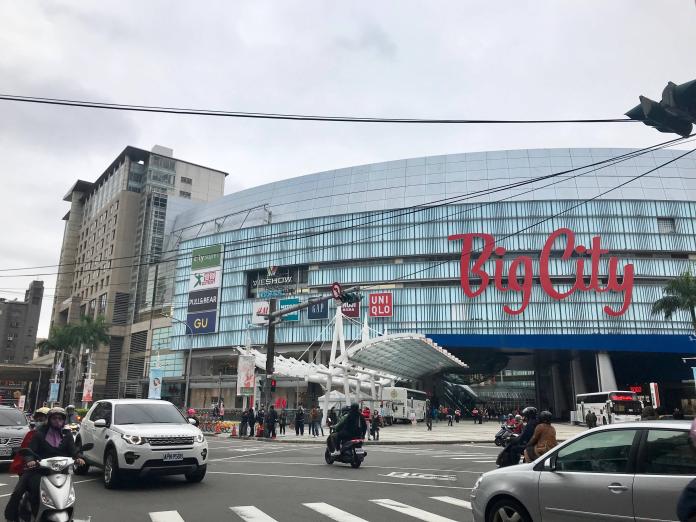 新竹東區商圈人潮轉移，巨城購物中心周邊店面一店難求。（圖／信義房屋提供）