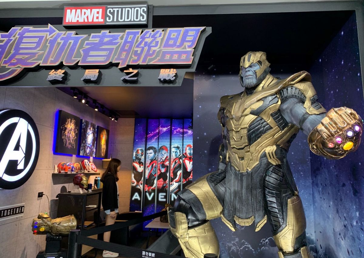 ▲在信義計畫區內的新光三越旁的香堤大道廣場中，最近有個漫威《復仇者聯盟：終局之戰》電影體驗屋，裡面有滿滿的電影周邊商品。（圖／記者劉士成攝）