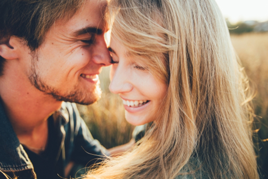 當男人不是刻意的對妳表現出以下六件事情，或許，他其實對妳很有意思。▲（圖／shutterstock）