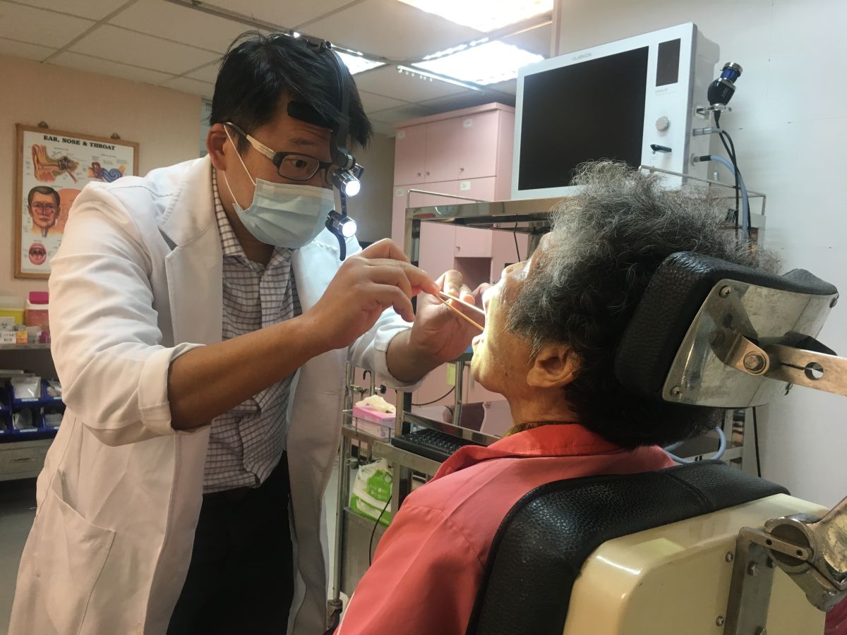 ▲多年前的活動假牙，因為牙齦萎縮長久摩擦刺激反覆潰瘍，演變成舌部癌症病變。（圖／南投醫院提供）