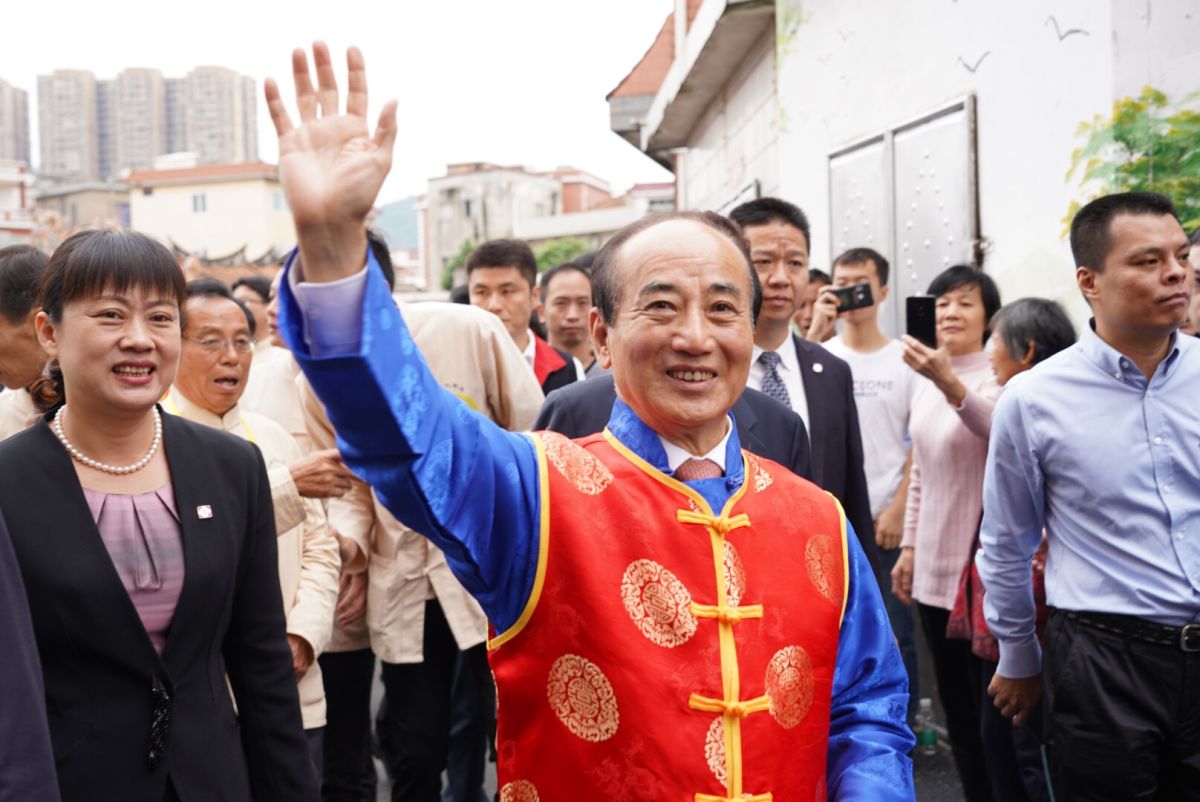 王金平返回祖籍地漳州祭祖，身著長袍馬褂。 (圖/王金平辦公室提供)