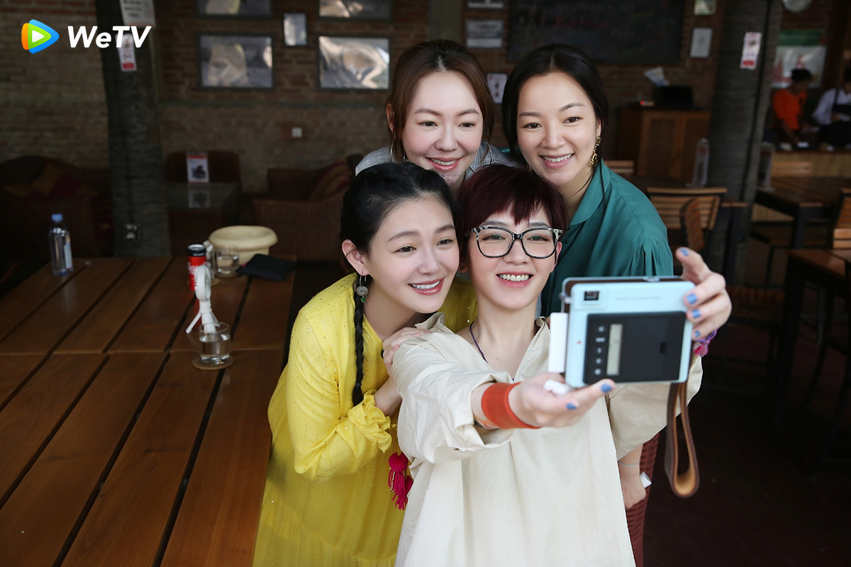 ▲大S（前排左）、范曉萱、小S（後排左）、阿雅於陸綜合體。（圖／WeTV）