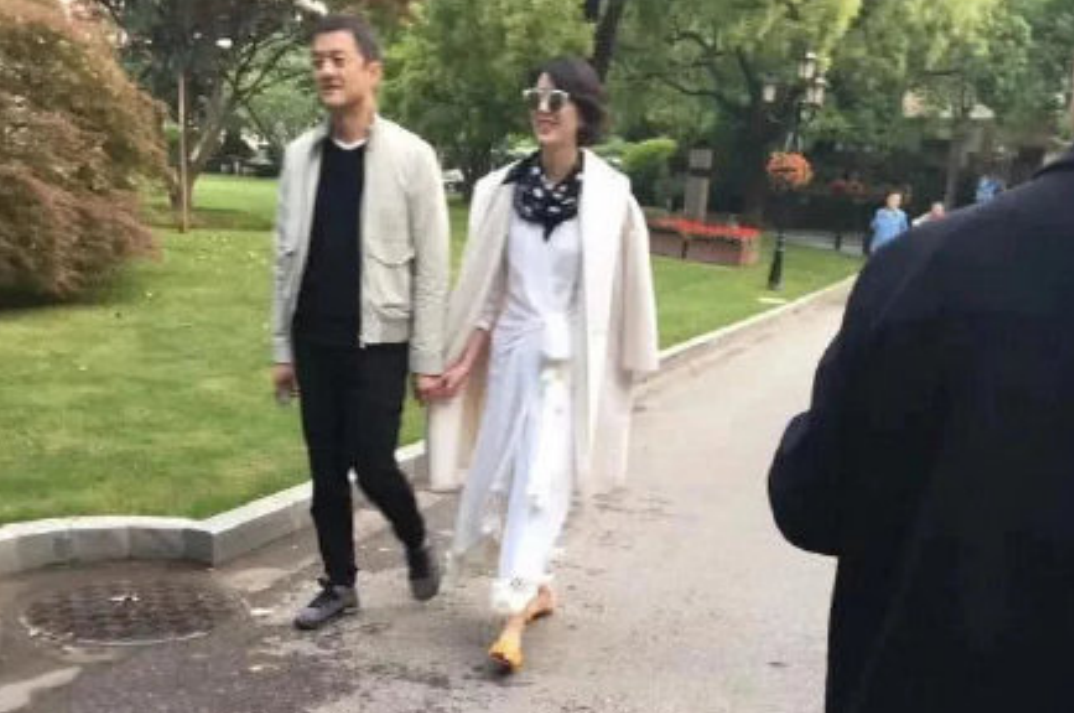 ▲李亞鵬與短髮女牽手逛公園。（圖／翻攝自微博）