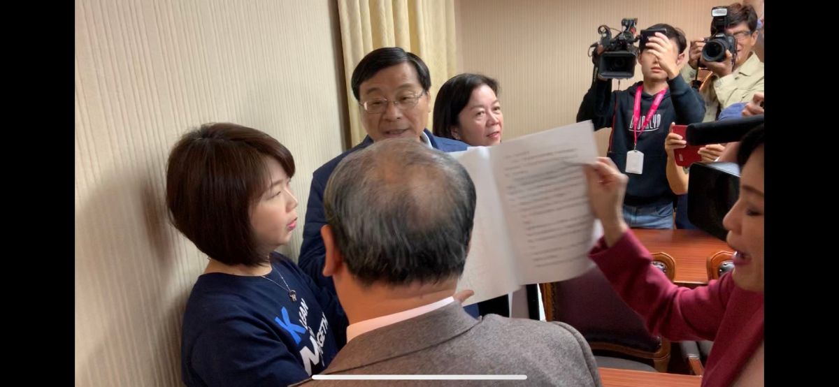 抗議公投法修嚴，國民黨團包圍中選會代理主委陳朝建，要求退回法案。 (圖/記者吳承翰攝)